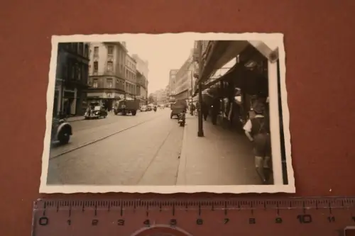 tolles altes Foto - Strasse , Geschäfte Oldtimer - Hamburg ???  30-50er Jahre 