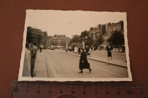 tolles altes Foto - Strasse , Haltestelle  Oldtimer Hamburg ??  30-50er Jahre 