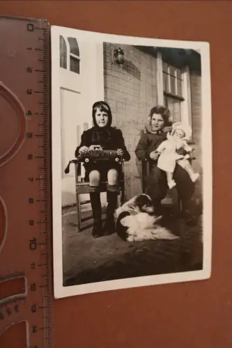 tolles altes Foto - zwei Kinder mit Hund und Spielzeug - 50-60er Jahre ``???