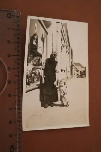 tolles altes Foto - Mutter und Kind vor Schaufenster - Zigarrengeschäft - 30-40e