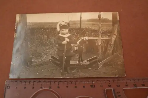 tolles altes Foto - kleiner Junge als Soldat verkleidet mit Schaukelpferd - 1910
