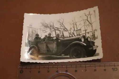 altes Foto - Soldaten mit Oldtimer - Ort ?