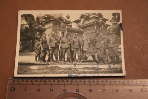 altes Foto -  Gruppe Soldaten Hintergrund Holzgebäude - Ort ??