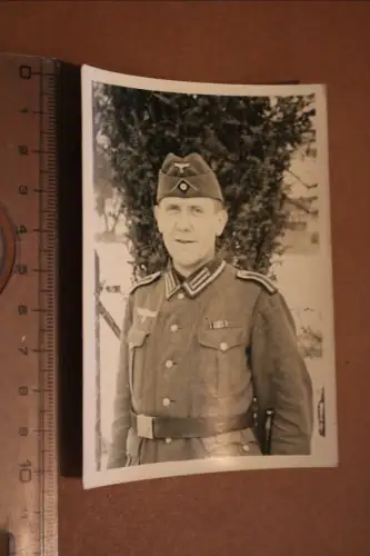 altes Foto - Portrait eines Soldaten mit Schiffchen , kleine Bandspange 