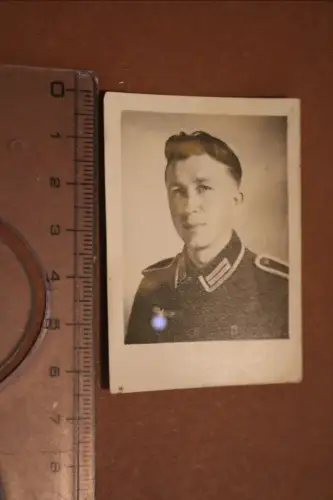 altes kleines Foto - Portrait eines Soldaten - Ausweisfoto 1944