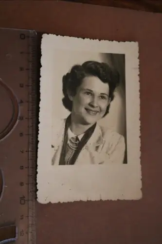 tolles altes Foto - Portrait einer hübschen Frau - Aue in Sa. 50-60er Jahre (2) 