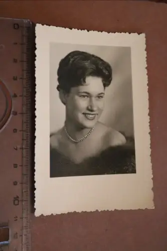 tolles altes Foto - Portrait einer hübschen Frau - Aue in Sa. 50-60er Jahre