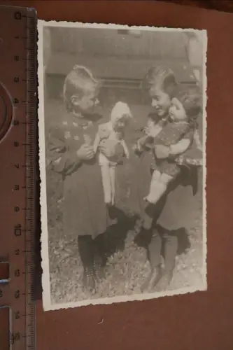 tolles altes Foto - zwei Mädchen mit ihren Puppen  - 20-30er Jahre