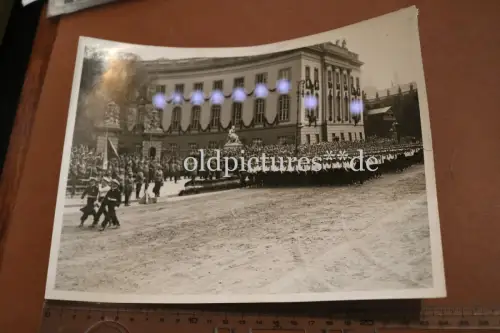 tolles großes altes Foto - Parade Marine-Soldaten - Humboldt-Universität Berlin 