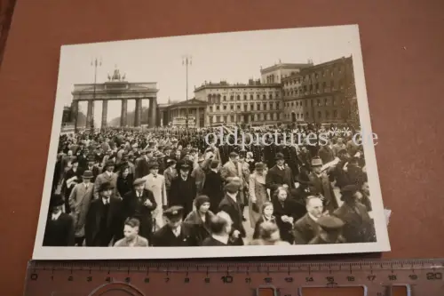tolles altes Pressefoto - Parade Marine-Soldaten , Passanten Berlin Brandenburge