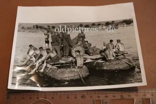 tolles altes großes Foto Übersetzen einer PaK mit Schlauchbooten Brückenkopf