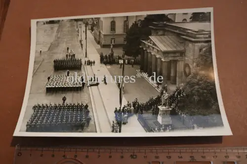 tolles altes Pressefoto - Parade Soldaten vers. Einheiten Berlin Neue Wache 