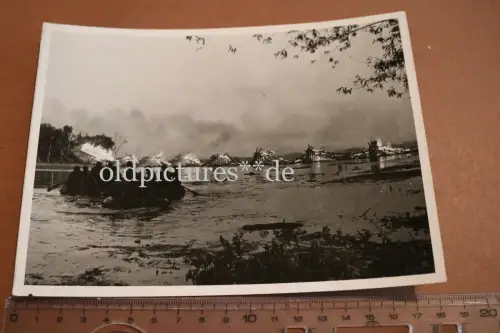 altes großes Foto - Soldaten mit Schlauchbooten - brennende Hütten ? 