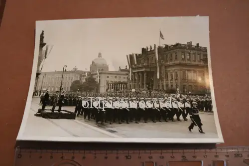 tolles altes Pressefoto - Parade Matrosen - Berlin Neue Wache 