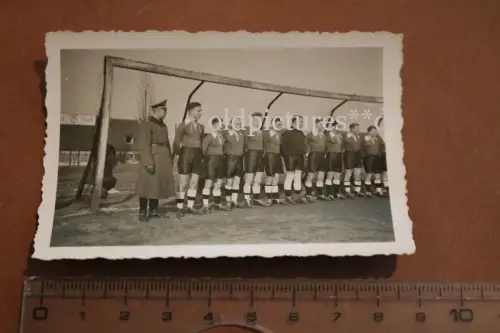 tolles altes Foto Mannschaftsfoto - Fussballmannschaft MIlitäreinheit ?