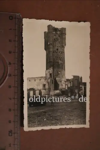 altes Foto  Ruinen in Bergues bei Dünkirchen  1940