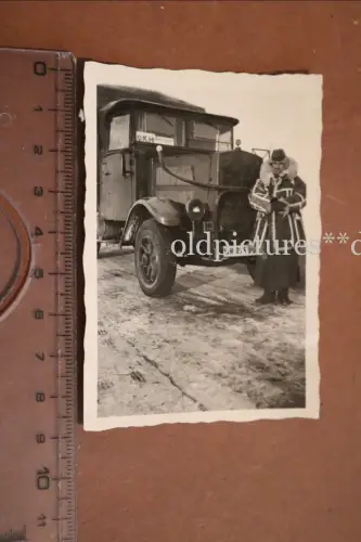 tolles altes Foto Soldat dicker Wintermantel mit LKW  OKH ?  1942