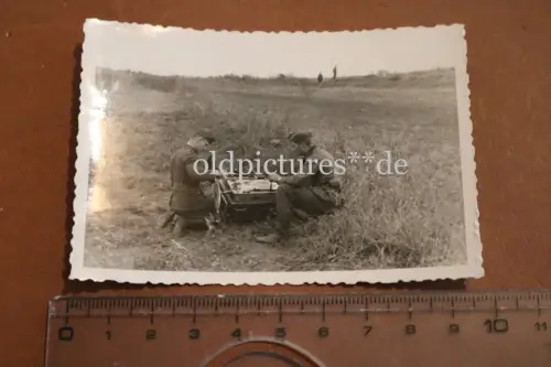 tolles altes Foto - Soldaten mit Feld-Plattenspieler - psychol. Kriegsführung ?