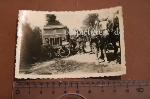altes Foto  Soldaten auf Vormarsch - Artillerieschlepper CT3 am Strassenrand 