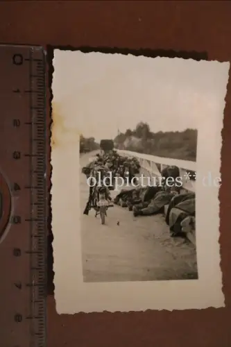 tolles altes Foto Kradfahrer mit Moskitonetzen machen Rast auf einer Brücke 