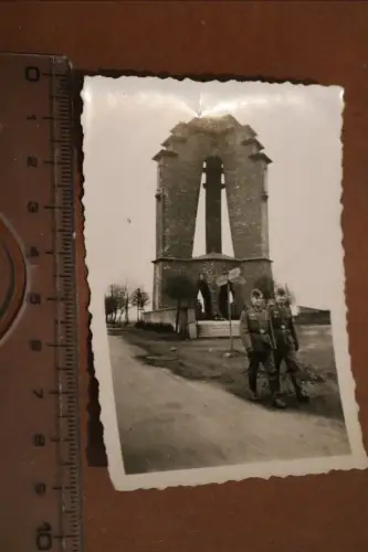 tolles altes Foto - zwei deutsche Soldaten vor dem Kreiskriegerdenkmal Annaberg