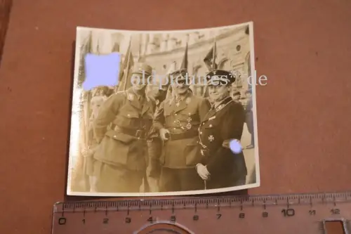tolles altes Foto drei Soldaten einer Pour le Merite Träger ?? 