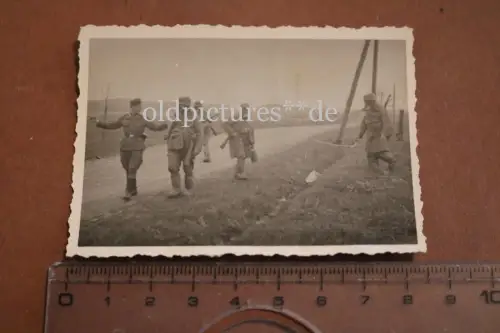 altes Foto Gruppe Soldaten mit Gasmasken und Schutzjacke ? Kanister ?
