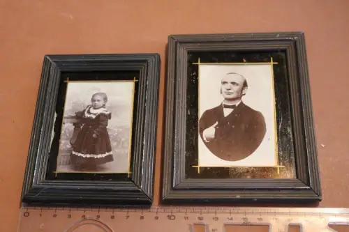 zwei kleine  alte Bilderrahmen mit Fotos Glas bemalt von innen - 1880-1900 ?