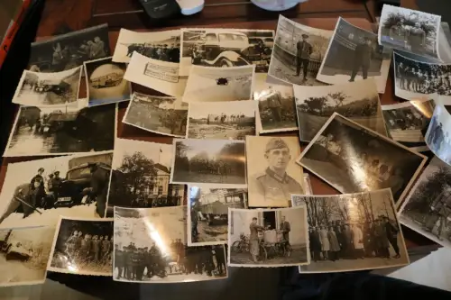 30 alte Fotos eines Soldaten, Polizei Einheit , LKW usw. 