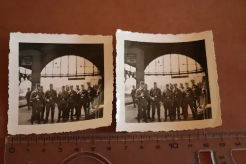 zwei alte Fotos Soldaten am Bahnsteig - Bahnhof Ort ?? - Zug nach Köln 