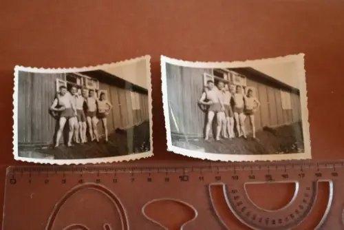 zwei alte Fotos - Gruppe Soldaten in Unterhosen - Holzbaracke 