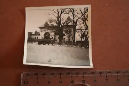 altes Foto - LKW, Anhänger mit Fässer, Gebäude - Frankreich ?? Ort ??