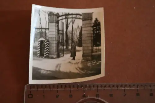 altes Foto - Wachposten an einem Eingangstor - Frankreich ?