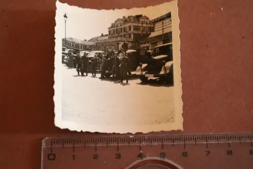 altes Foto - Soldaten mit LKW´s  Frankreich , Gebäude , Ort ???