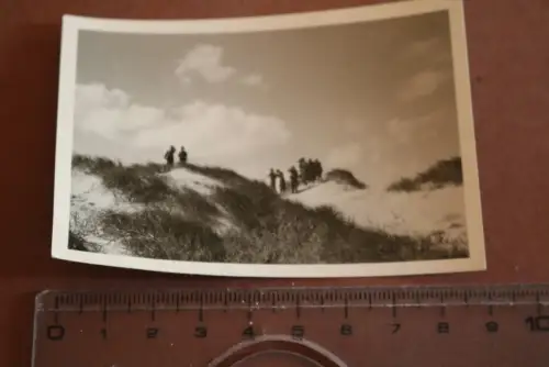 altes Foto - Soldaten in den Dünen von ?
