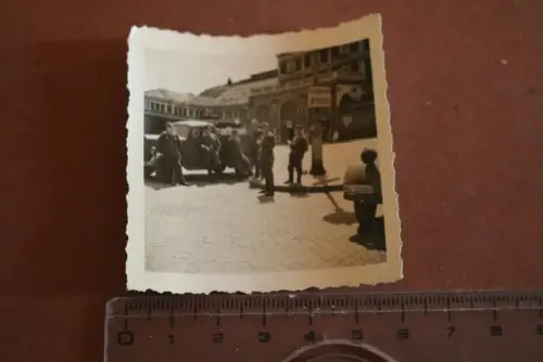 altes Foto - Soldaten Luftwaffe mit LKW  Frankreich , Gebäude , Ort ???