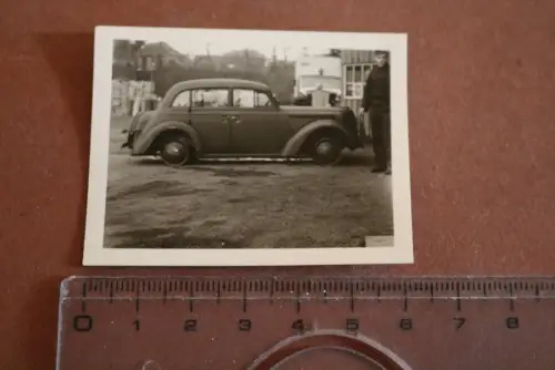 altes Foto - Oldtimer Opel Wehrmacht nur auf Felgen ?