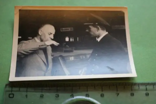 tolles altes Foto - Offizier Kriegsmarine ? mit Person auf Bahnhof Wiesbaden 