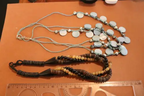 zwei alte Halsketten - Material ??  Alter ?