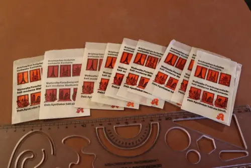 zehn alte Geschenktütchen mit Briefmarken von der Apotheke ?? 