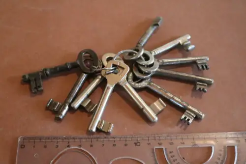 alter Schlüsselbund - vers. alte Schlüssel  teilweise mit Hersteller