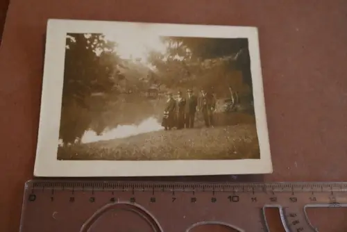 tolles altes Foto - Familie am See - HIntergrund kleine Bootshütte - 1910-20 