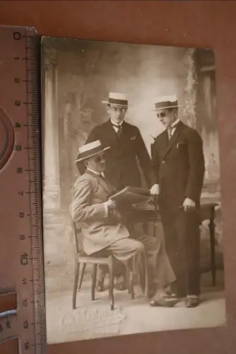 altes Foto  drei Männer  zwei mit Sonnenbrillen ?  Frankreich Chauny 