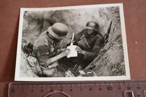 tolles altes Foto - Funker im Schützengraben macht Notizen, Front, Stahlhelme