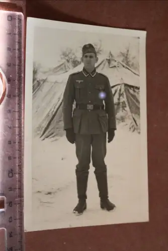 tolles altes Foto - Portrait eines Soldaten  im Winter , großes Zelt 