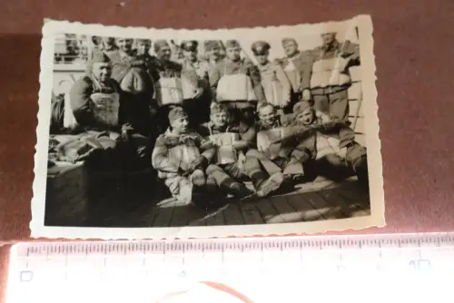 tolles altes kleines Foto - Soldaten mit Schwimmwesten auf Weg nach Kreta 1942