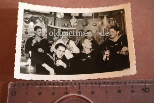 altes Foto - Matrosen feiern Silvester im Maschinenraum ?  