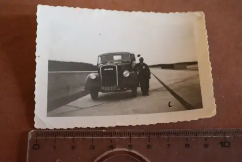 altes Foto - Soldat im Trainingsanzug mit Opel Blitz auf Autobahn - 