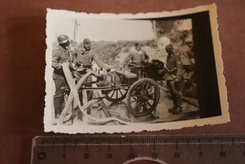 altes Foto -Soldaten mit Feuerlöschpumpe Handwagen - 