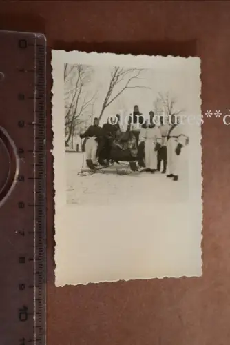 tolles altes Foto - Soldaten Wintertarn mit PaK auf Kufen - selten 